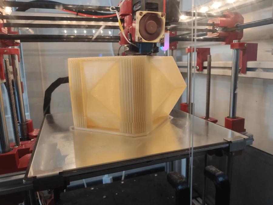 Afbeelding van een 3D-printer in actie.